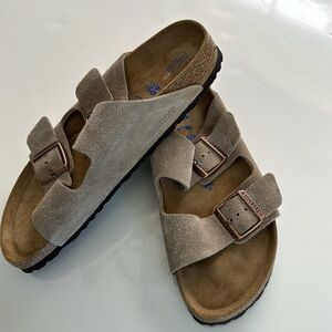 Unisex Birkenstock Arizona 40 260 soft footbed L9 M7 taupe like new